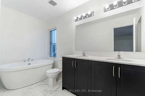 2102 Royal Gala Circle, Mississauga, ON L4Y 0H2