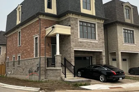 2102 Royal Gala Circle, Mississauga, ON L4Y 0H2