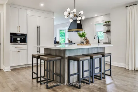 2204 Shardawn Mews, Mississauga, ON L5C 1W5