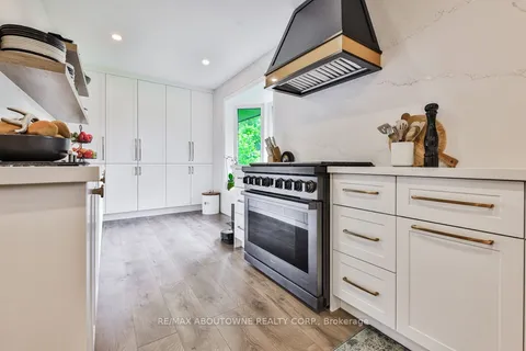 2204 Shardawn Mews, Mississauga, ON L5C 1W5