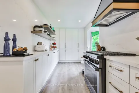 2204 Shardawn Mews, Mississauga, ON L5C 1W5