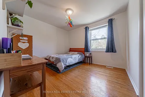648-654 Francis Rd, Burlington, ON L7T 3X7