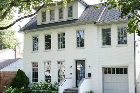 11 Beaucourt Rd, Toronto, ON M8Y 3G1