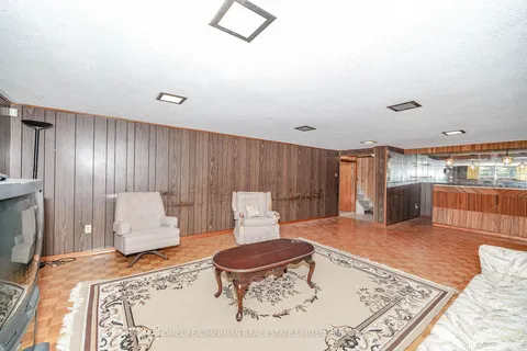 28 Renshaw St, Toronto, ON M3M 2C8