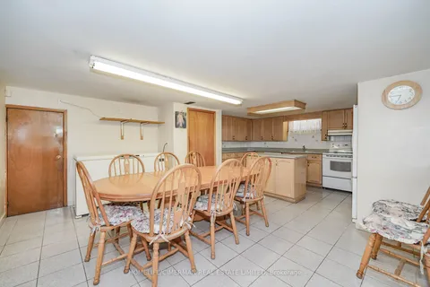 28 Renshaw St, Toronto, ON M3M 2C8