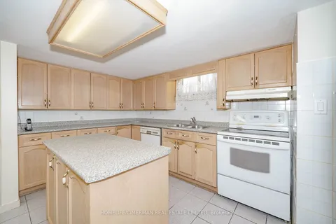 28 Renshaw St, Toronto, ON M3M 2C8