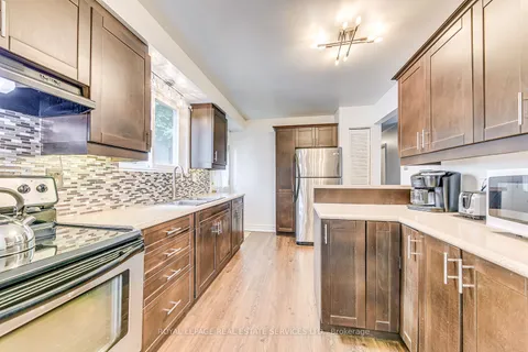 2230 Manchester Dr, Burlington, ON L7P 3W2