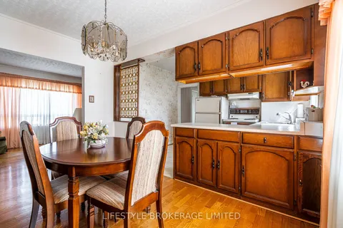 213 EPSOM DOWNS Dr, Toronto, ON M3M 1S8