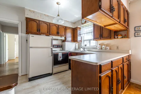 213 EPSOM DOWNS Dr, Toronto, ON M3M 1S8
