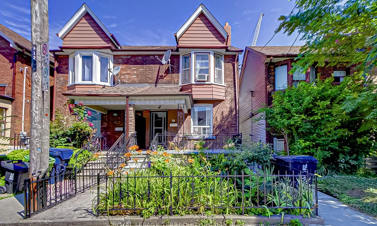 10 Burnfield Ave, Toronto, ON M6G 1Y5