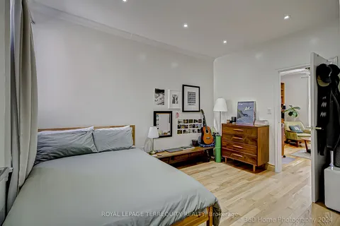 10 Burnfield Ave, Toronto, ON M6G 1Y5