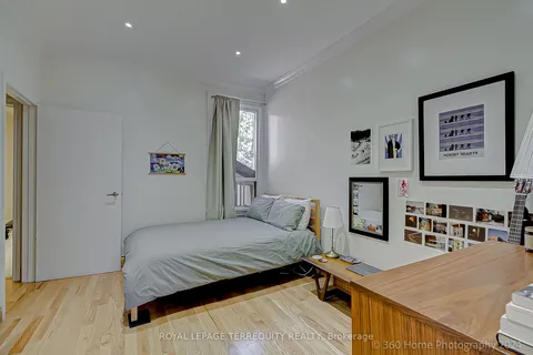 10 Burnfield Ave, Toronto, ON M6G 1Y5