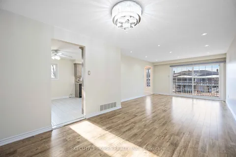 307 Royal Salisbury Way, Brampton, ON L6V 3G4