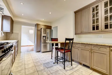 2143 Perran Dr, Mississauga, ON L5K 1L9