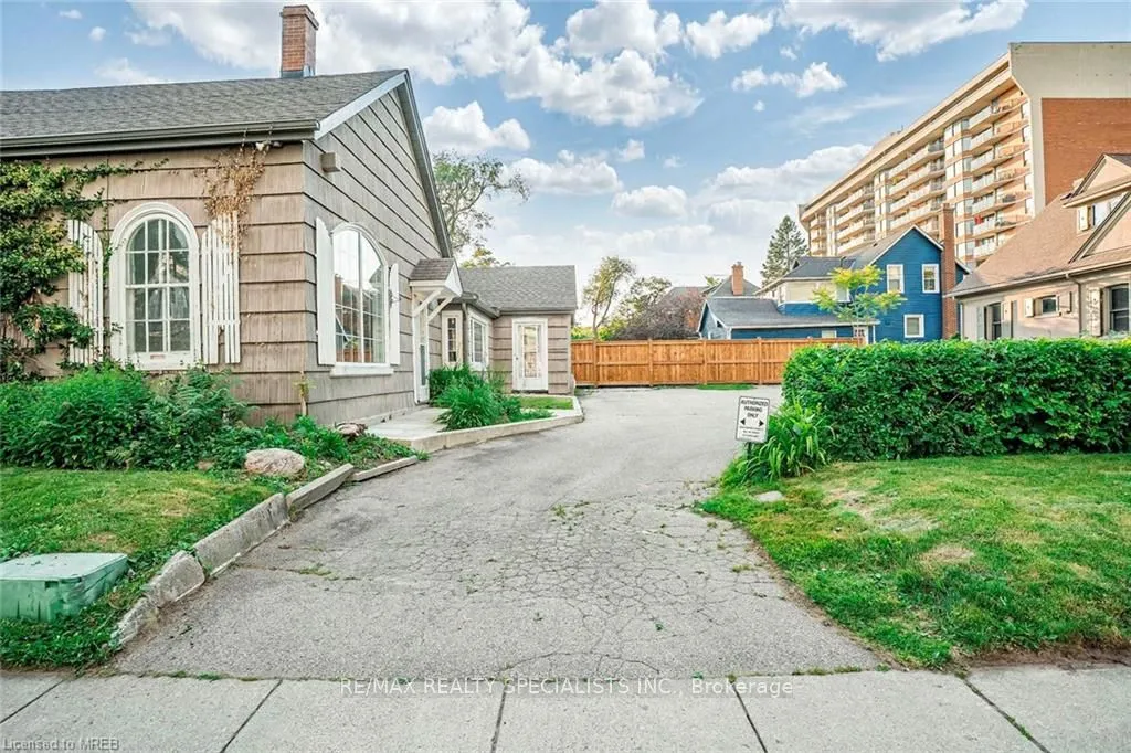 1441 Ontario St, Burlington, ON L7S 1G5