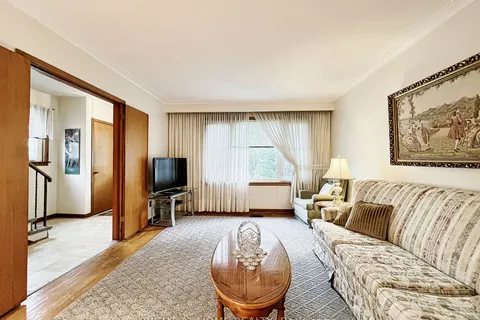 19 Falstaff Ave, Toronto, ON M6L 2C6