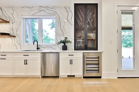 1438 Garnet Ave, Mississauga, ON L5G 4C6