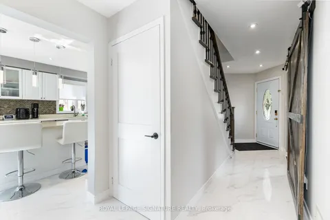 7394 Cloverleaf Crt, Mississauga, ON L5N 6N3