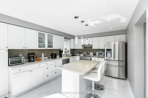 7394 Cloverleaf Crt, Mississauga, ON L5N 6N3