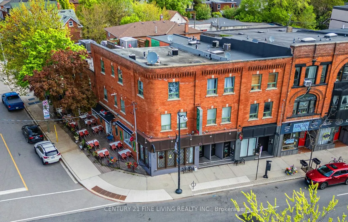 3048 Dundas St, Toronto, ON M6P 1Z3