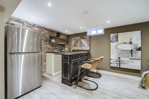 1228 Hammond St, Burlington, ON L7S 2A5