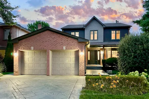2107 Country Club Dr, Burlington, ON L7M 4M4