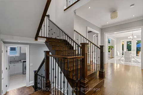 1290 Lakebreeze Dr, Mississauga, ON L5G 3W6