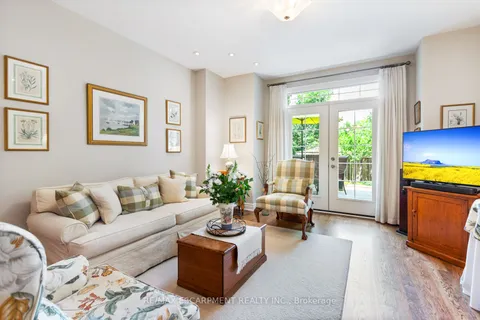 117 Nelson St, Oakville, ON L6L 3J1