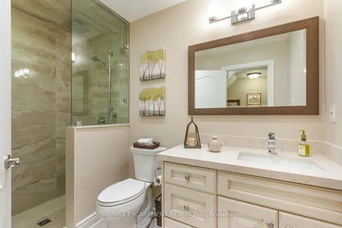 117 Nelson St, Oakville, ON L6L 3J1