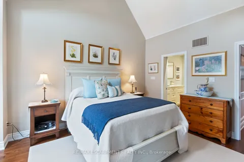 117 Nelson St, Oakville, ON L6L 3J1