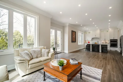 1211 Pinegrove Rd, Oakville, ON L6L 2W8