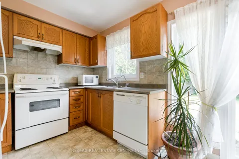 1075 Johnson's Lane, Mississauga, ON L5J 2P7