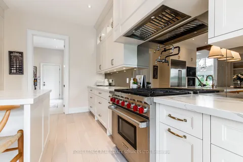 604 Maplehurst Ave, Oakville, ON L6L 4Z1