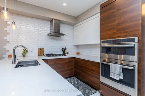 34 Bowsfield Rd, Toronto, ON M3J 3R3