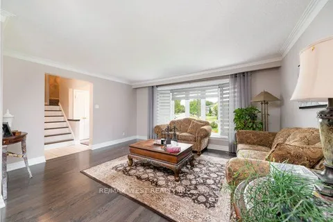 22 Glen Meadow Crt, Toronto, ON M9B 5B8