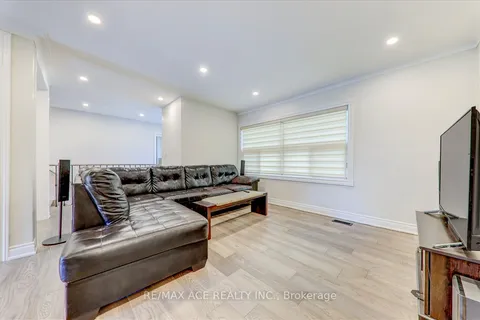 19 Swanhurst Blvd, Mississauga, ON L5N 1B6