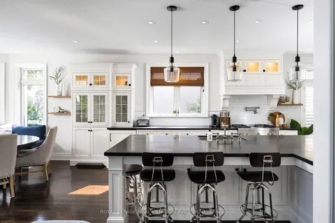 18 Holyrood Ave, Oakville, ON L6K 2V3