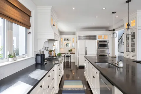 18 Holyrood Ave, Oakville, ON L6K 2V3