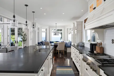 18 Holyrood Ave, Oakville, ON L6K 2V3