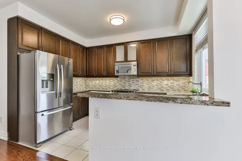 2032 Lakeshore Rd, Mississauga, ON L5J 1J8