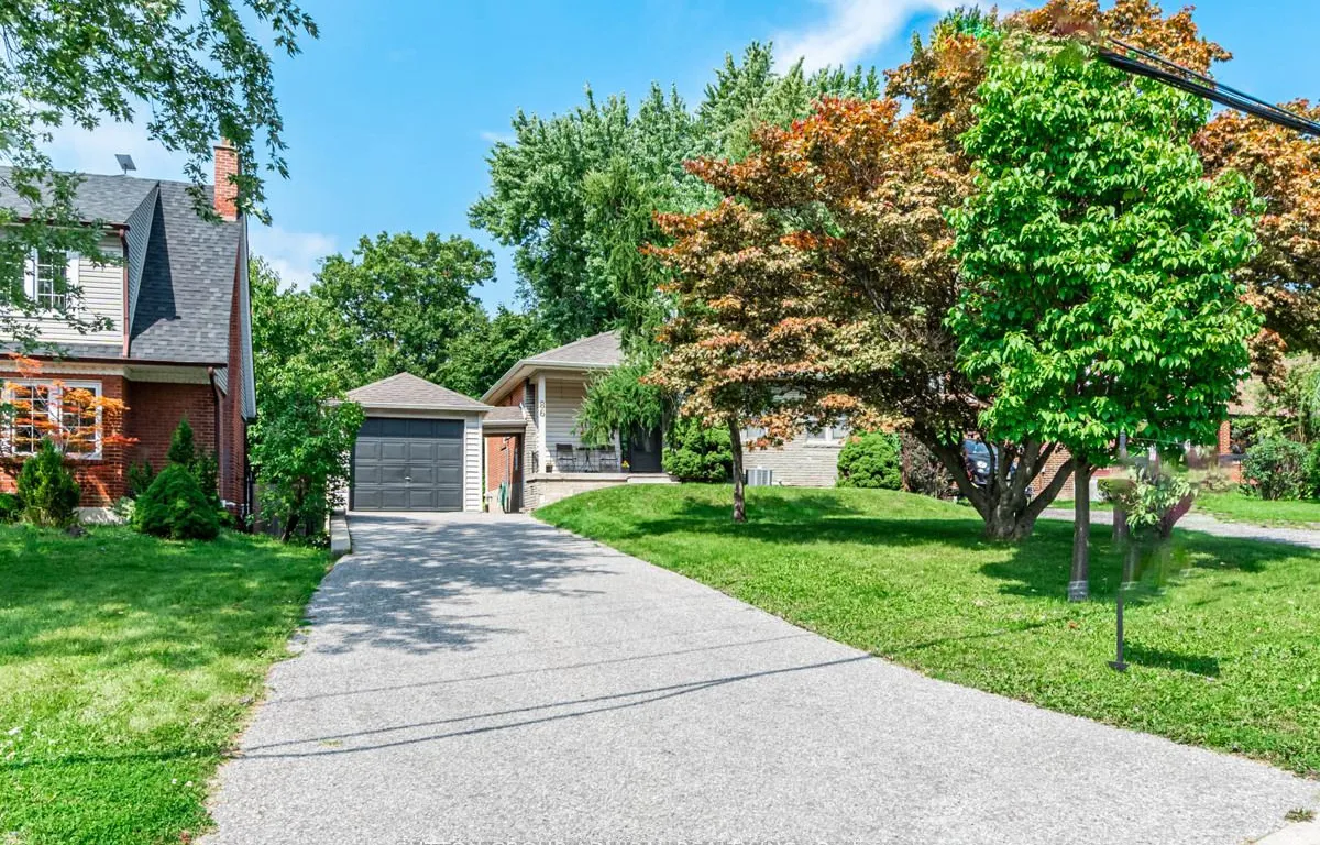 86 North Park Dr, Toronto, ON M6L 1K2