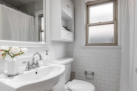 86 North Park Dr, Toronto, ON M6L 1K2