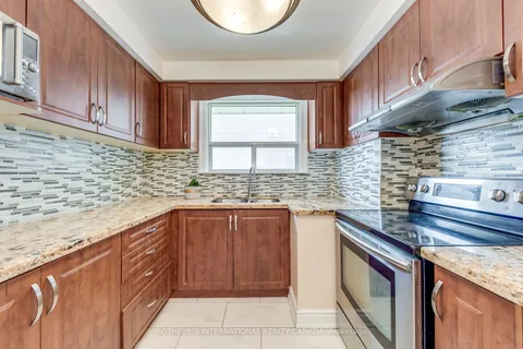 53 Lynnford Dr, Toronto, ON M9B 1H8