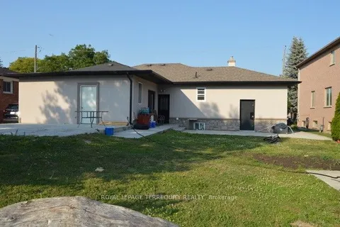 34 Knox Ave, Toronto, ON M9L 2M3