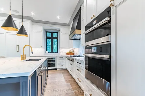 4 Braywin Dr, Toronto, ON M9P 2P1