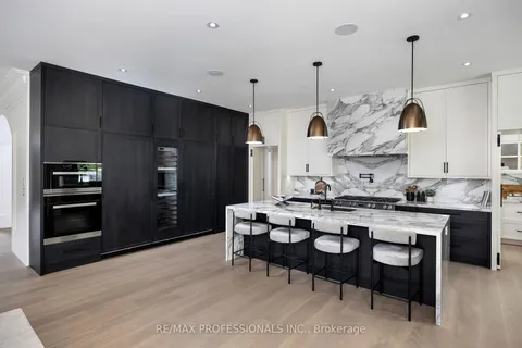 15 Edenbrook Hill, Toronto, ON M9A 3Z7