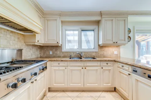 1832 Mallwood Court, ON L5J 4A9