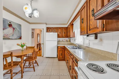5 Picton Cres, Toronto, ON M3K 1W4