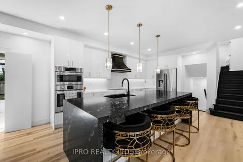 3411 Enniskillen Circ, Mississauga, ON L5C 2M9