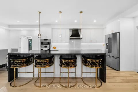 3411 Enniskillen Circ, Mississauga, ON L5C 2M9